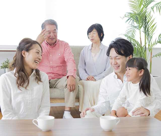 話をしている家族