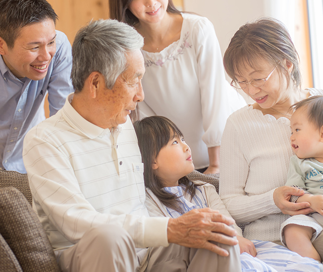 話をしている家族